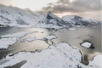 Drone professionnel en vol — paysage 2